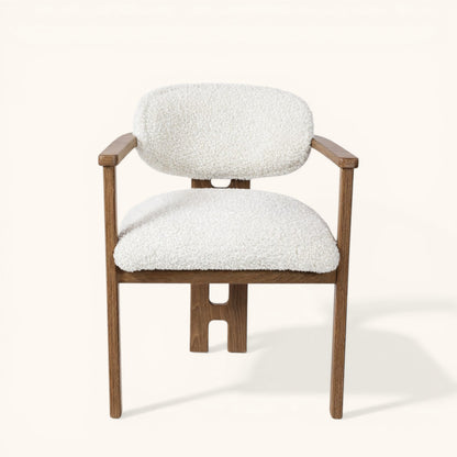 Moderner Esszimmerstuhl aus dunklem Holz mit Bouclé-Polsterung, gepolsterter Rückenlehne und Armlehnen, eleganter Designerstuhl für Esszimmer und Wohnbereich