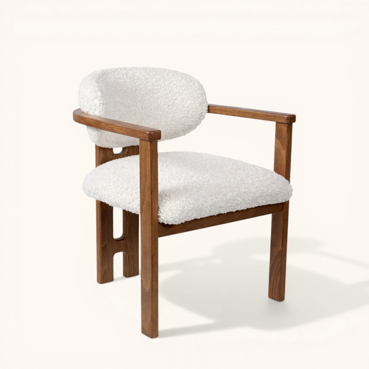 Moderner Esszimmerstuhl aus dunklem Holz mit Bouclé-Polsterung, gepolsterter Rückenlehne und Armlehnen, eleganter Designerstuhl für Esszimmer und Wohnbereich