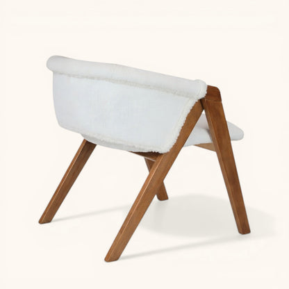 Esszimmerstuhl mit Holzgestell und gepolsterter, gerundeter Rückenlehne, gepolstertem Sitz und integrierten Armlehnen, moderner Designerstuhl für Esszimmer und Wohnbereich
