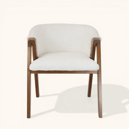 Esszimmerstuhl mit Holzgestell und gepolsterter, gerundeter Rückenlehne, gepolstertem Sitz und integrierten Armlehnen, moderner Designerstuhl für Esszimmer und Wohnbereich