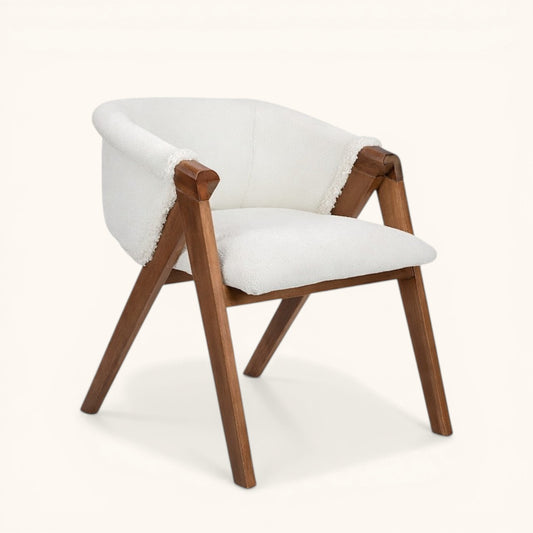 Esszimmerstuhl mit Holzgestell und gepolsterter, gerundeter Rückenlehne, gepolstertem Sitz und integrierten Armlehnen, moderner Designerstuhl für Esszimmer und Wohnbereich