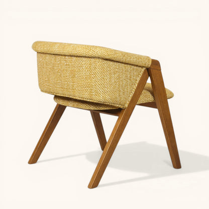Esszimmerstuhl mit Holzgestell und gepolsterter, gerundeter Rückenlehne, gepolstertem Sitz und integrierten Armlehnen, moderner Designerstuhl für Esszimmer und Wohnbereich