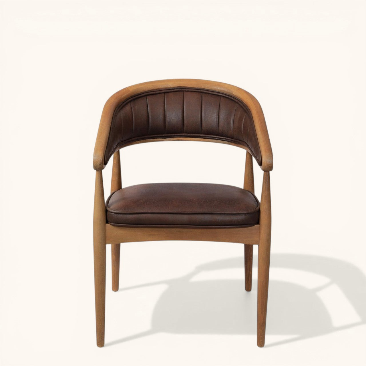 Eleganter Esszimmerstuhl aus Holz mit brauner Kunstlederpolsterung, geflochtener Rückenpartie und modernem Design.