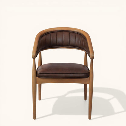 Eleganter Esszimmerstuhl aus Holz mit brauner Kunstlederpolsterung, geflochtener Rückenpartie und modernem Design.