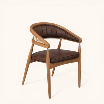 Eleganter Esszimmerstuhl aus Holz mit brauner Kunstlederpolsterung, geflochtener Rückenpartie und modernem Design.