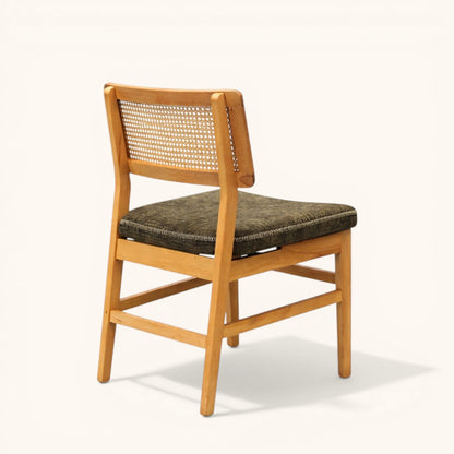 Esszimmerstuhl aus hellem Holz mit gepolsterter Sitzfläche und Rückenlehne, erhältlich mit orangefarbenem Bouclé-Bezug oder grünem Stoff, moderner Designerstuhl für Esszimmer und Wohnbereich