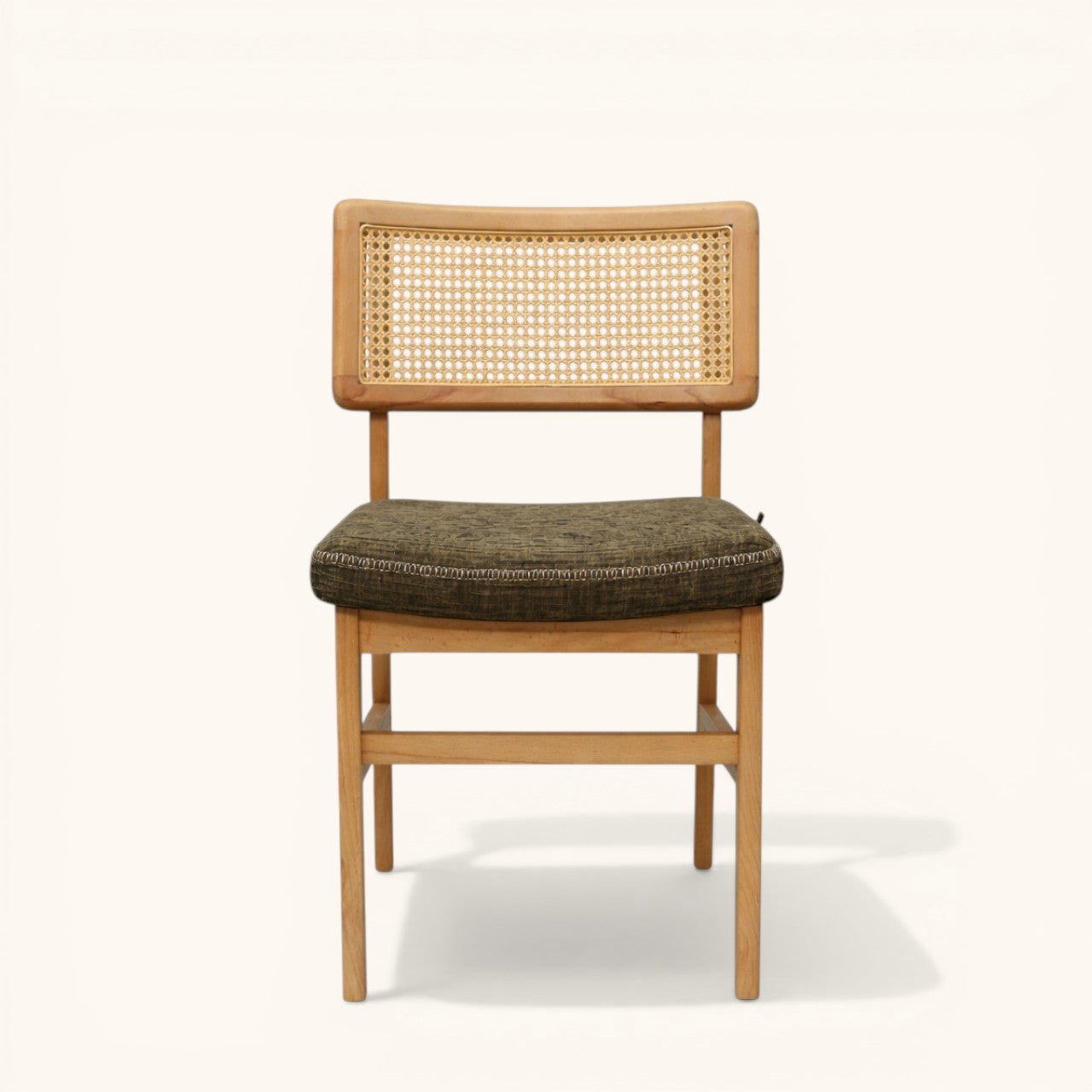 Esszimmerstuhl aus hellem Holz mit gepolsterter Sitzfläche und Rückenlehne, erhältlich mit orangefarbenem Bouclé-Bezug oder grünem Stoff, moderner Designerstuhl für Esszimmer und Wohnbereich