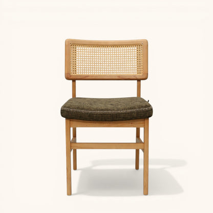 Esszimmerstuhl aus hellem Holz mit gepolsterter Sitzfläche und Rückenlehne, erhältlich mit orangefarbenem Bouclé-Bezug oder grünem Stoff, moderner Designerstuhl für Esszimmer und Wohnbereich