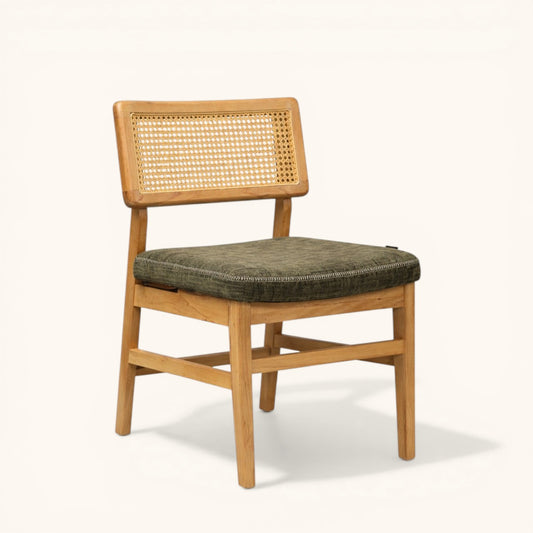 Esszimmerstuhl aus hellem Holz mit gepolsterter Sitzfläche und Rückenlehne, erhältlich mit orangefarbenem Bouclé-Bezug oder grünem Stoff, moderner Designerstuhl für Esszimmer und Wohnbereich