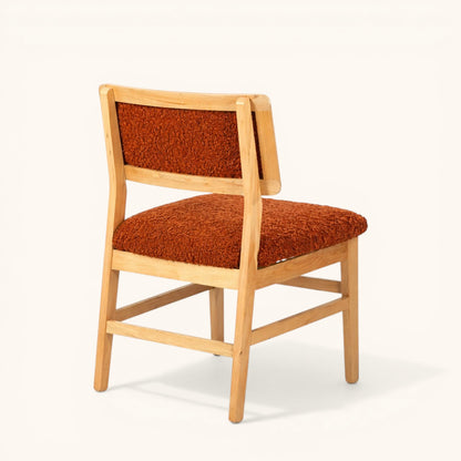 Esszimmerstuhl aus hellem Holz mit gepolsterter Sitzfläche und Rückenlehne, erhältlich mit orangefarbenem Bouclé-Bezug oder grünem Stoff, moderner Designerstuhl für Esszimmer und Wohnbereich