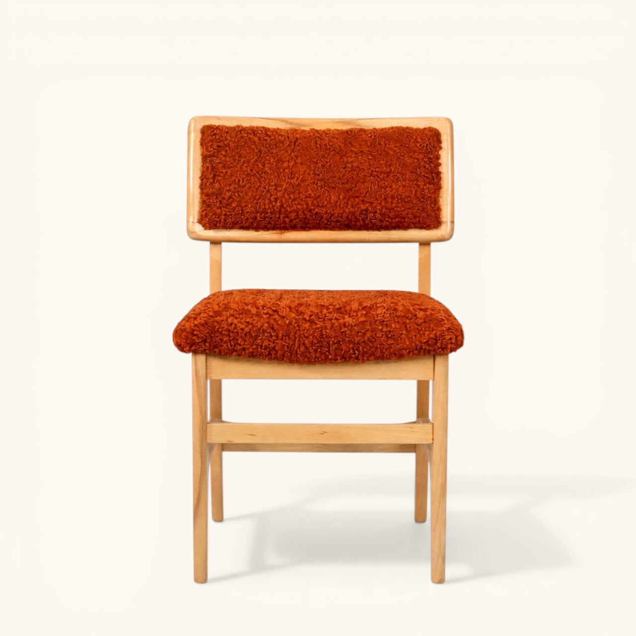 Esszimmerstuhl aus hellem Holz mit gepolsterter Sitzfläche und Rückenlehne, erhältlich mit orangefarbenem Bouclé-Bezug oder grünem Stoff, moderner Designerstuhl für Esszimmer und Wohnbereich