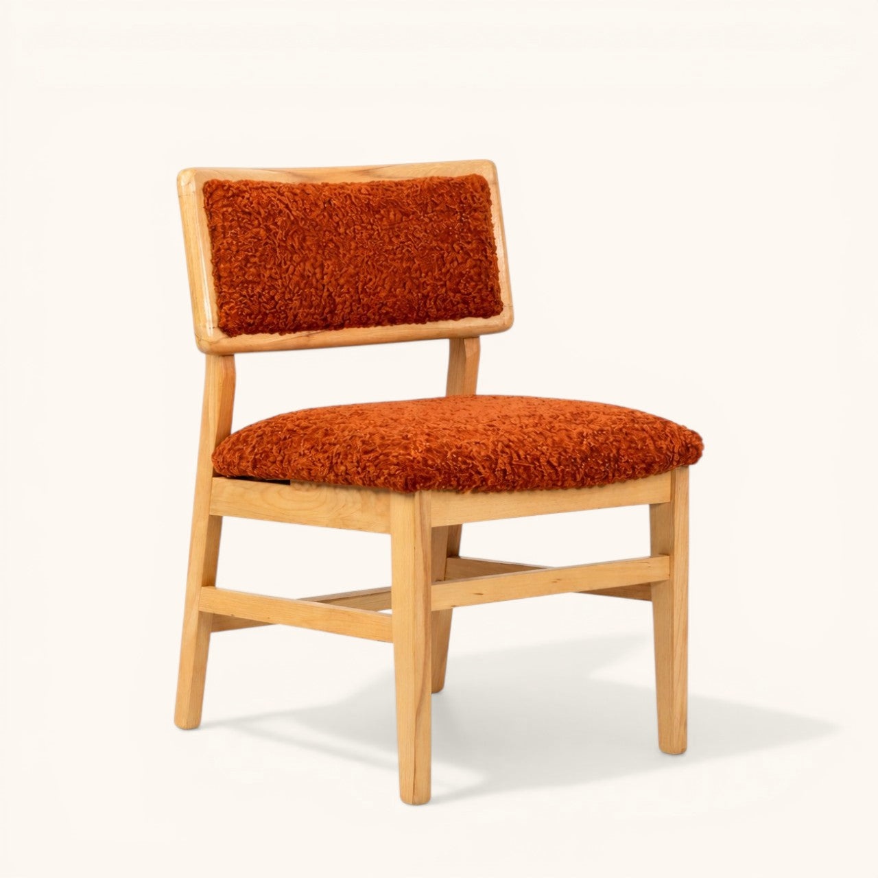 Esszimmerstuhl aus hellem Holz mit gepolsterter Sitzfläche und Rückenlehne, erhältlich mit orangefarbenem Bouclé-Bezug oder grünem Stoff, moderner Designerstuhl für Esszimmer und Wohnbereich