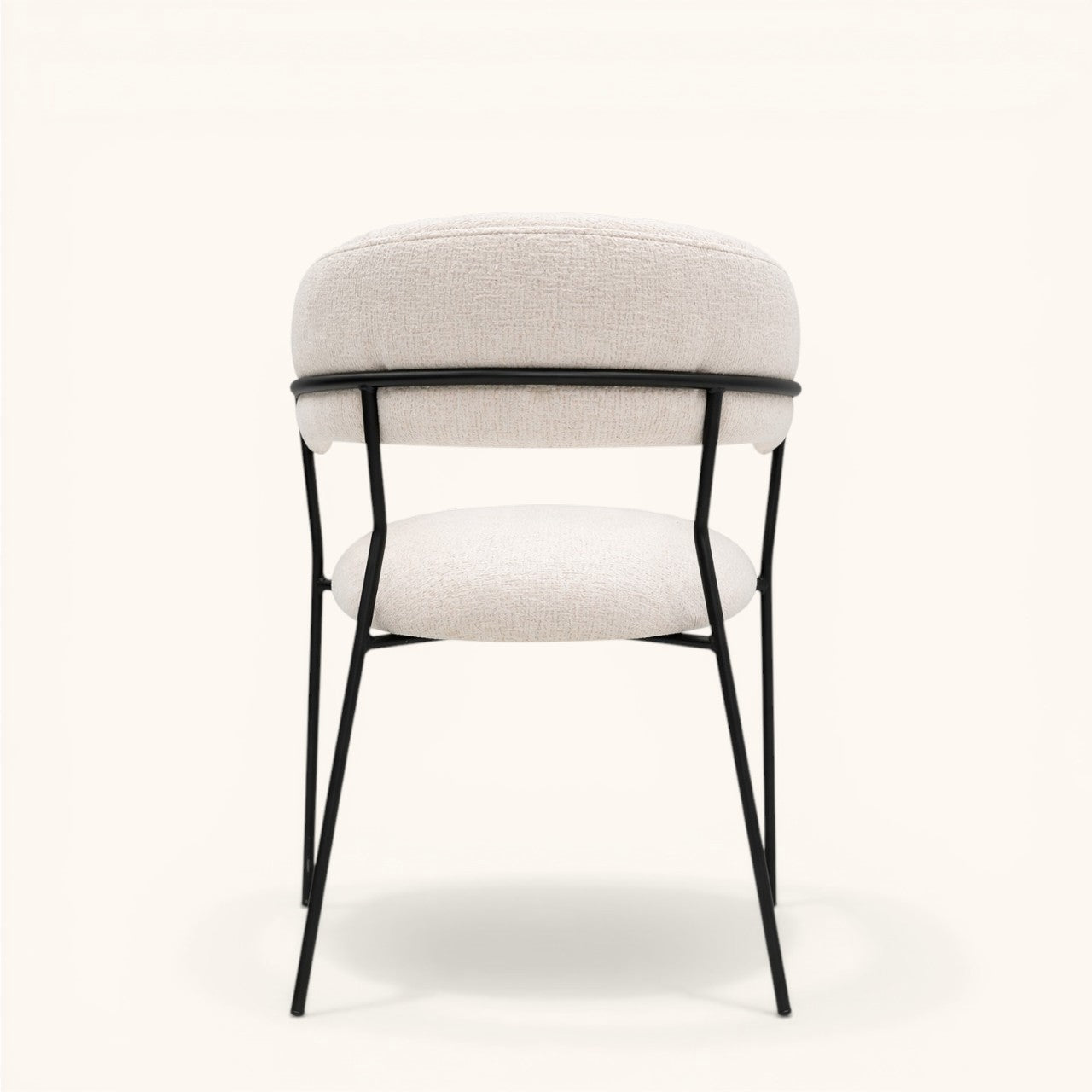 Stuhl mit heller strukturierter Polsterung, gerundeter umlaufender Rückenlehne und schwarzem Metallgestell, moderner Designerstuhl mit klarer Silhouette
