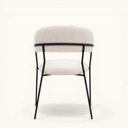 Stuhl mit heller strukturierter Polsterung, gerundeter umlaufender Rückenlehne und schwarzem Metallgestell, moderner Designerstuhl mit klarer Silhouette
