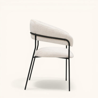 Stuhl mit heller strukturierter Polsterung, gerundeter umlaufender Rückenlehne und schwarzem Metallgestell, moderner Designerstuhl mit klarer Silhouette