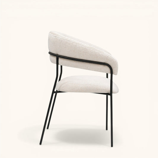 Stuhl mit heller strukturierter Polsterung, gerundeter umlaufender Rückenlehne und schwarzem Metallgestell, moderner Designerstuhl mit klarer Silhouette