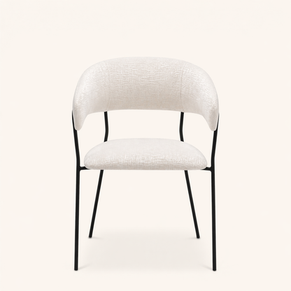Stuhl mit heller strukturierter Polsterung, gerundeter umlaufender Rückenlehne und schwarzem Metallgestell, moderner Designerstuhl mit klarer Silhouette