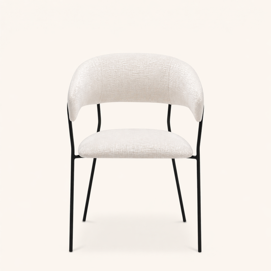 Stuhl mit heller strukturierter Polsterung, gerundeter umlaufender Rückenlehne und schwarzem Metallgestell, moderner Designerstuhl mit klarer Silhouette