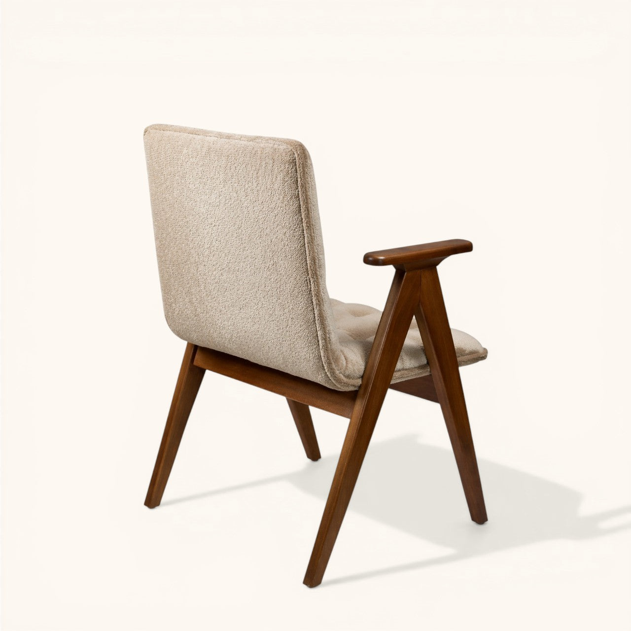 Stuhl mit Holzgestell, gepolsterter und tief gesteppter Sitz- und Rückenfläche in Beige sowie Armlehnen, moderner Designerstuhl für Wohnbereich und Lounge