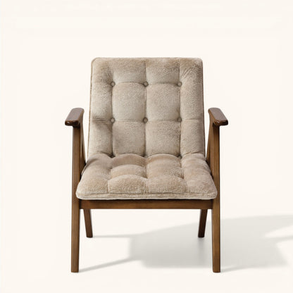 Stuhl mit Holzgestell, gepolsterter und tief gesteppter Sitz- und Rückenfläche in Beige sowie Armlehnen, moderner Designerstuhl für Wohnbereich und Lounge