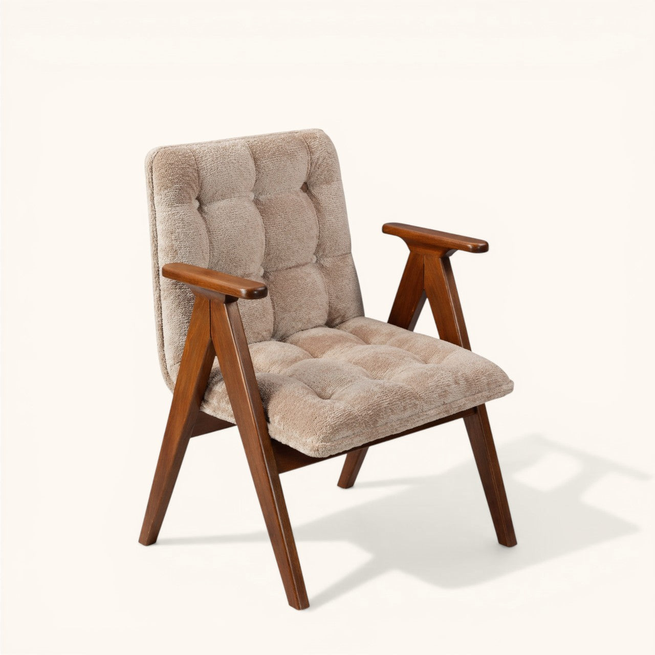 Stuhl mit Holzgestell, gepolsterter und tief gesteppter Sitz- und Rückenfläche in Beige sowie Armlehnen, moderner Designerstuhl für Wohnbereich und Lounge