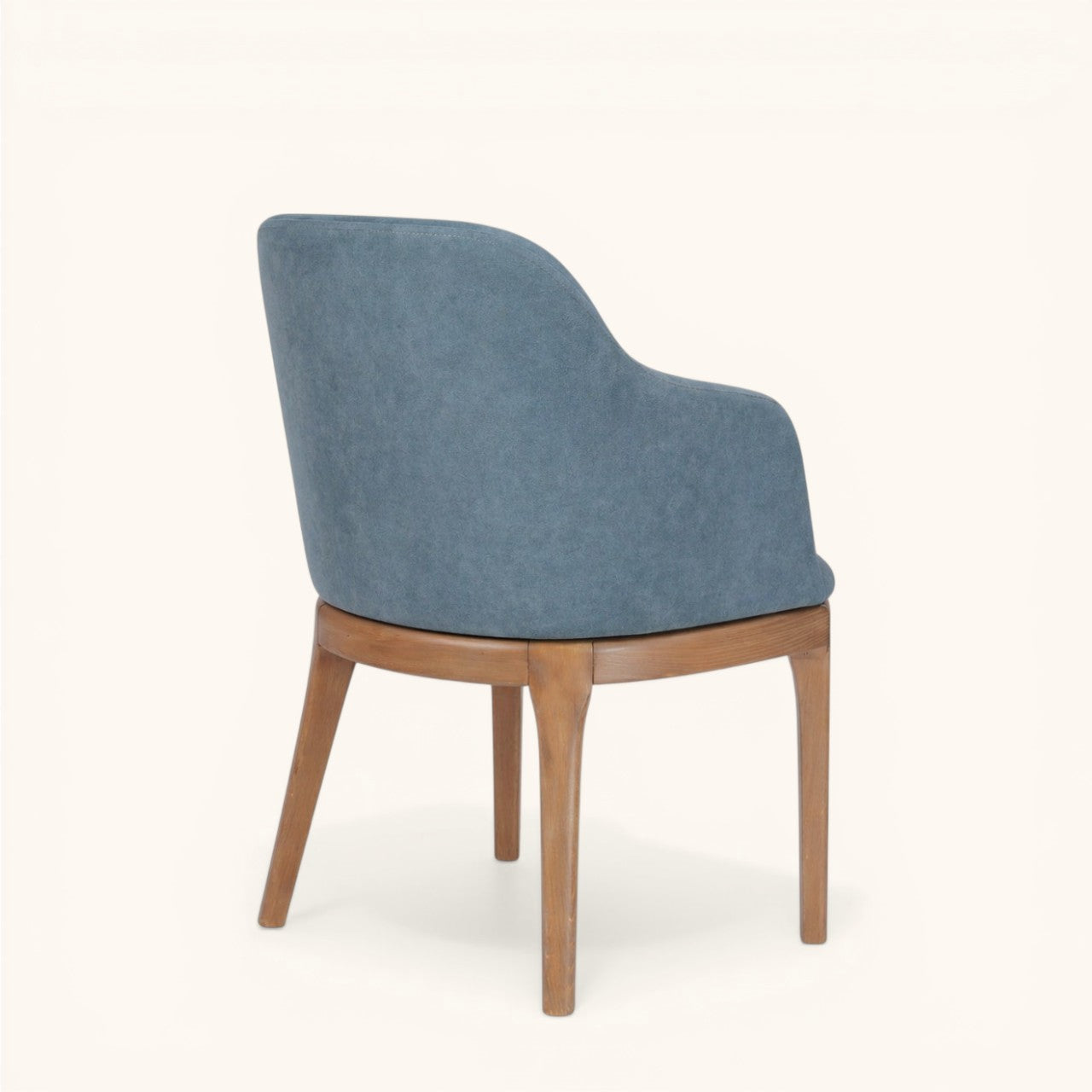 Stuhl mit hellbraunem Holzgestell und blau gepolsterter Sitzschale, hoher Rückenlehne und integrierten Armlehnen, moderner Designerstuhl für Wohnbereich und Esszimmer