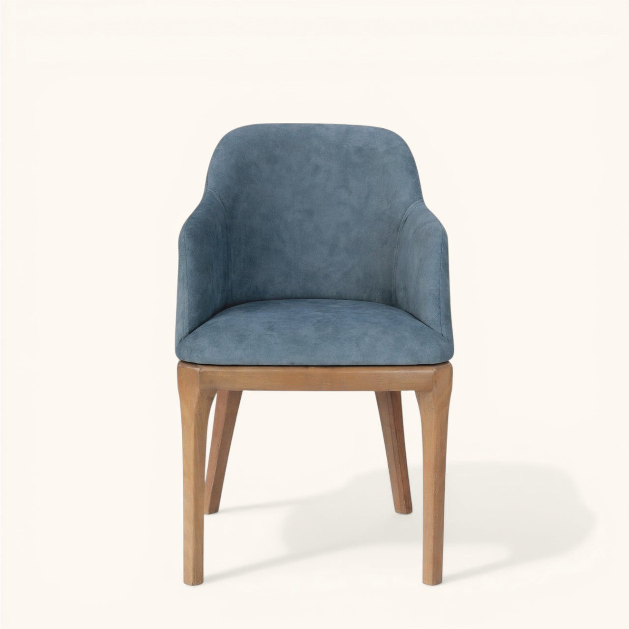 Stuhl mit hellbraunem Holzgestell und blau gepolsterter Sitzschale, hoher Rückenlehne und integrierten Armlehnen, moderner Designerstuhl für Wohnbereich und Esszimmer