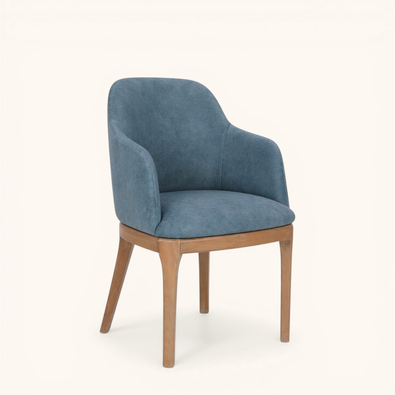 Stuhl mit hellbraunem Holzgestell und blau gepolsterter Sitzschale, hoher Rückenlehne und integrierten Armlehnen, moderner Designerstuhl für Wohnbereich und Esszimmer